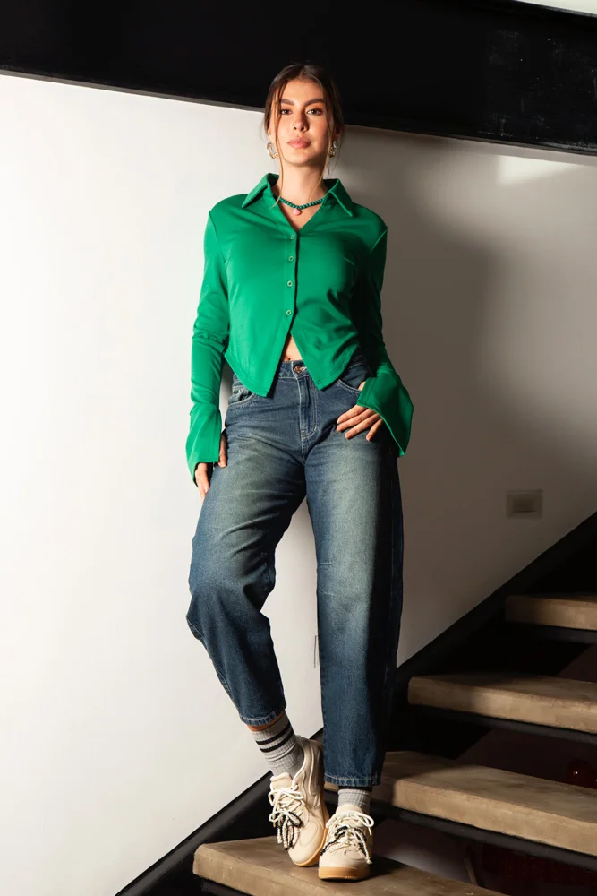 Look completo con jean Barrel Alidax y blusa verde, Kenzo Jeans