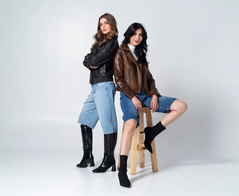 Dos modelos con chaqueta de cuero y jorts denim de Kenzo Jeans